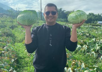 Gus Salam YS menunjukkan kobis hasil panen dari lahan AHQ Farm.