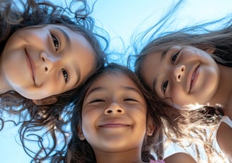 Ilustración de 3 niñas de 10 años viendo en círculo al fondo 