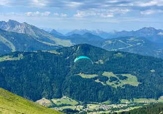 un parapentiste au milieu des montagnes