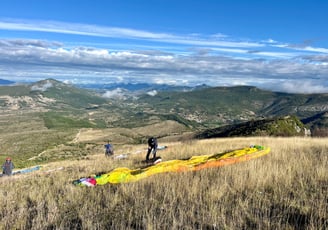 Plusieurs parapentistes s'apprêtent à décoller dans les Alpes du Sud