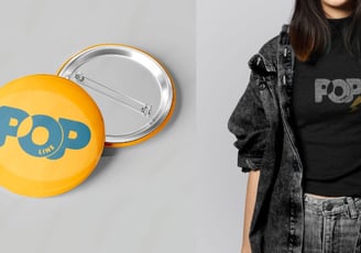 Mulher vestindo uma camisa preta ao lado dois botons (pins) amarelos com a palavra "pop" estampada