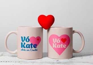 Duas canecas, com a palavra "vó kate", dispostas lado a lado em um fundo neutro.