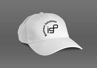 Boné branco com o logotipo de soluções empresariais, simbolizando profissionalismo e inovação.