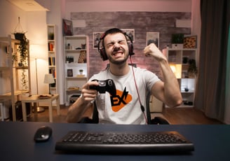 Homem com camisa branca segurando um controle, demonstrando concentração e envolvimento em um jogo eletrônico.