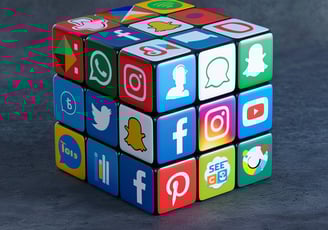 alt="UN CUBO DE RUBIK CON IMÁGENES SOCIALES DE IA LAB STUDIOS">