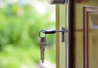 a keychaik with keys in it