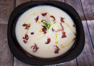 Sopa de melón con jamón y hierbabuena