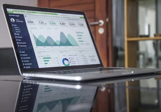 Portatile con grafico di trend degli investimenti, rappresentando l'analisi e crescita finanziaria