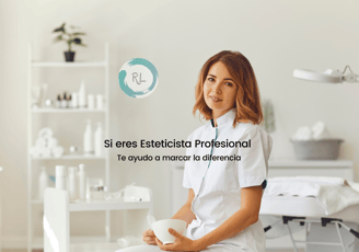 Esteticista profesional exitosa en su cabina de estética y feliz