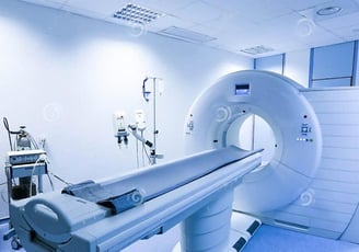 Sala de tomografia com aparelho moderno