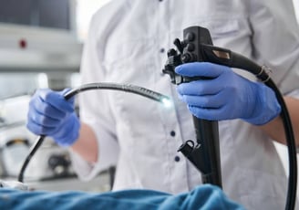 Médico segurando aparelho de endoscopia
