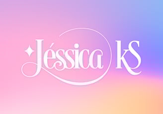 Logo delicado com brilho de estrela e fonte feminina com fundo degradê rosa, roxo, lilás azul e nude