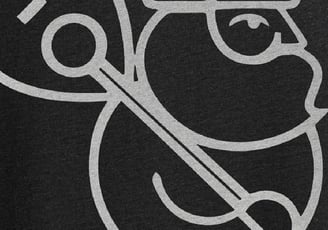 logo branco de produtora musical com homem barbudo segurando violão 