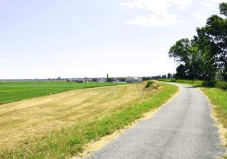 Viaggiatori on the road dalle lunghe percorrenze mototuristi