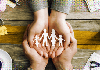duas pessoas segurando as mãos e com uma imagem de familia nas mãos