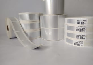 Etiquetas de poliéster plata resistentes al calor, ideales para entornos industriales o productos el