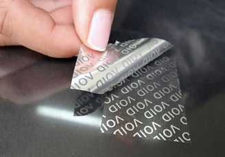 Etiquetas de seguridad VOID que dejan evidencia de manipulación al ser retiradas.