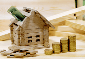 une maison avec des piles de pièces et une maquette de maison
