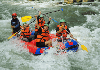 Peserta menikmati aktivitas Rafting Sungai Elo dengan arus tenang dan pemandangan alam indah