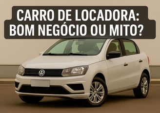 Hatch branco seminovo da Volkswagen estacionado em frente a uma parede bege, com a frase “Carro de