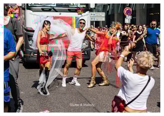 Thailändische Künstler vor einem Lastwagen bei der Christopher Street Day Parade.