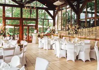 Salle de réception à l'auberge de la Klauss décorée pour après le vin d'honneur