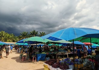Le marché de Sawi Ying Chaoren (ตลาดนัดยิ่งเจริญ)