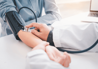 médico auferindo a pressão sanguínea de paciente