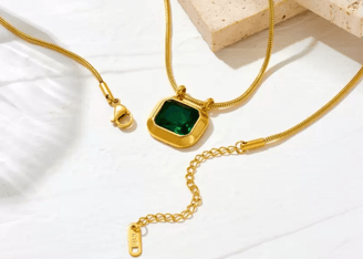 GREEN PENDANT NECKLACE