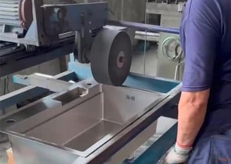 a brush machine for the surface treatment of the stainless steel sink