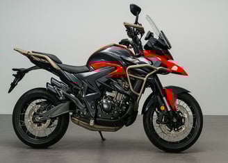 Moto Zontes T350X em destaque sobre fundo cinza claro e piso liso, exibindo design esportivo com car