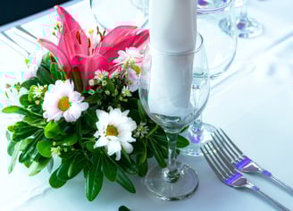 Mesa de evento con arreglos florales