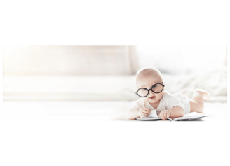 Bébé allongé avec des lunettes