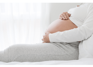 Femme allongée sur un canapé 