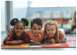 Enfants allongés sur le tapis