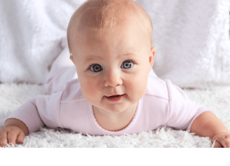 Bébé allongé regardant en face de lui