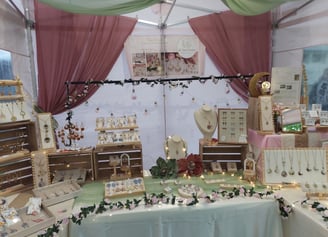 Stand marché bijoux vraies fleurs univers merveilleux