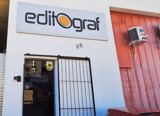 Entrada da gráfica Editograf em Florianópolis com placa e número 85.