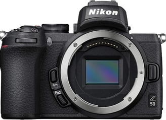 Fotocamera Nikon Z50 con obiettivo intercambiabile e scheda SD inclusa.