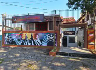Fachada externa diurna do Studio Brothers estúdio de gravação em Porto Alegre