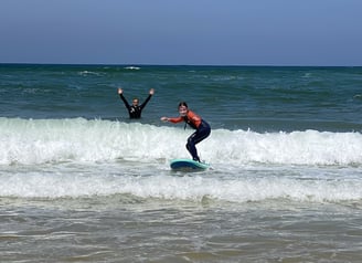 Une élève prend des cours de surf dans l'école de D.Marcos, située à Vieux-Boucau.
