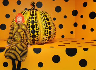 Instalação "Infinity Mirror Room" de Yayoi Kusama, com espelhos e luzes que criam uma sensação de es