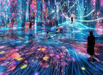 Visitantes imersos em cascata digital interativa com partículas de água e luzes coloridas, obra de t