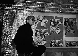 Warhol trabalhou como designer gráfico antes de mergulhar nas artes visuais.