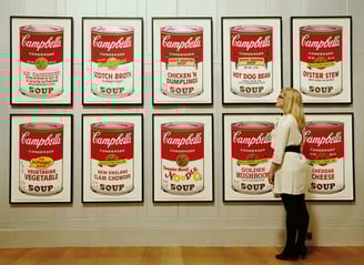 Grid de latas de sopa Campbell's em tons vermelho e branco, variando sabores. Campbell's Soup Cans (