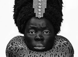 Muholi não apenas registra suas imagens, mas também resgata narrativas que foram silenciadas.