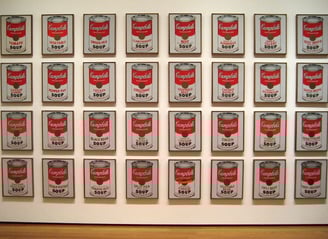 Obra de Andy Warhol exibindo latas de sopa Campbell’s, simbolizando a arte no cotidiano.