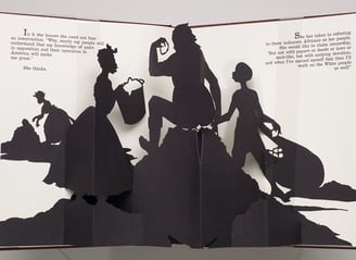 americana Kara Walker, que corta silhuetas à mão para criar livros que confrontam o racismo