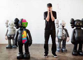 KAWS não parou por aí. Ele expandiu seu alcance com colaborações que iam desde marcas de moda