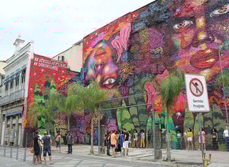 Mural colorido com rostos femininos – AfroGrafiteiras